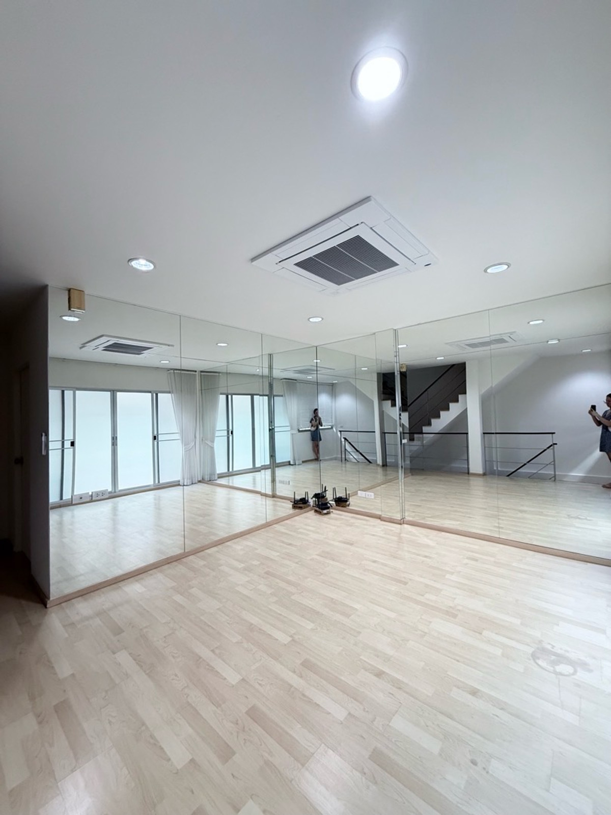 ให้เช่าทาวน์โฮมพัฒนาการ ศรีนครินทร์ : ให้เช่า Noble Cube Pattanakarn
บ้าน 3 ชั้น เดินทางเอกมัย–ทองหล่อเพียง 10 นาที
ขนาด 22 ตร.วา พื้นที่ใช้สอย 200 ตร.ม.
3 ห้องนอน 3 ห้องน้ำ สภาพบ้านสวย ฟังก์ชันครบ