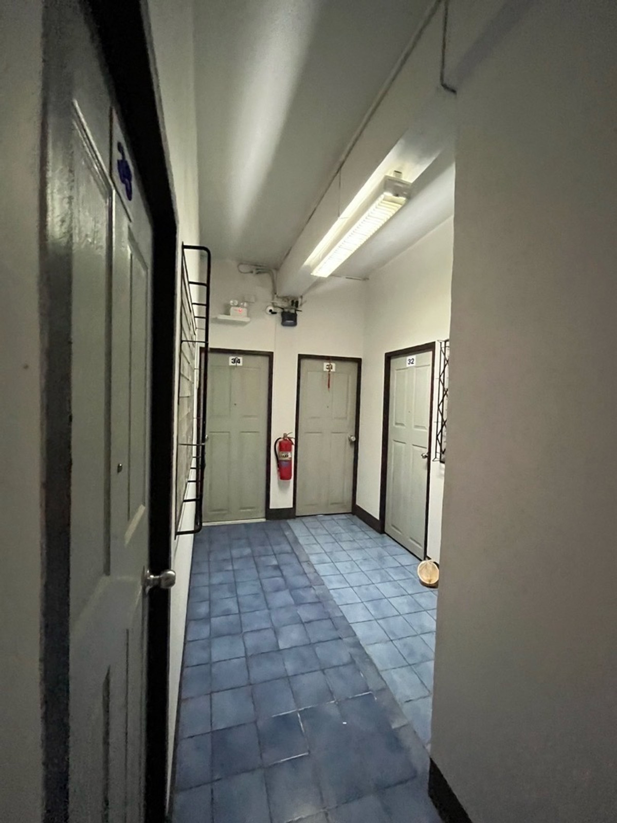 For RentShop HouseSukhumvit, Asoke, Thonglor : For rent: 2 commercial buildings on the main road, Sukhumvit, along the BTS Phrom Phong • Thonglor line.