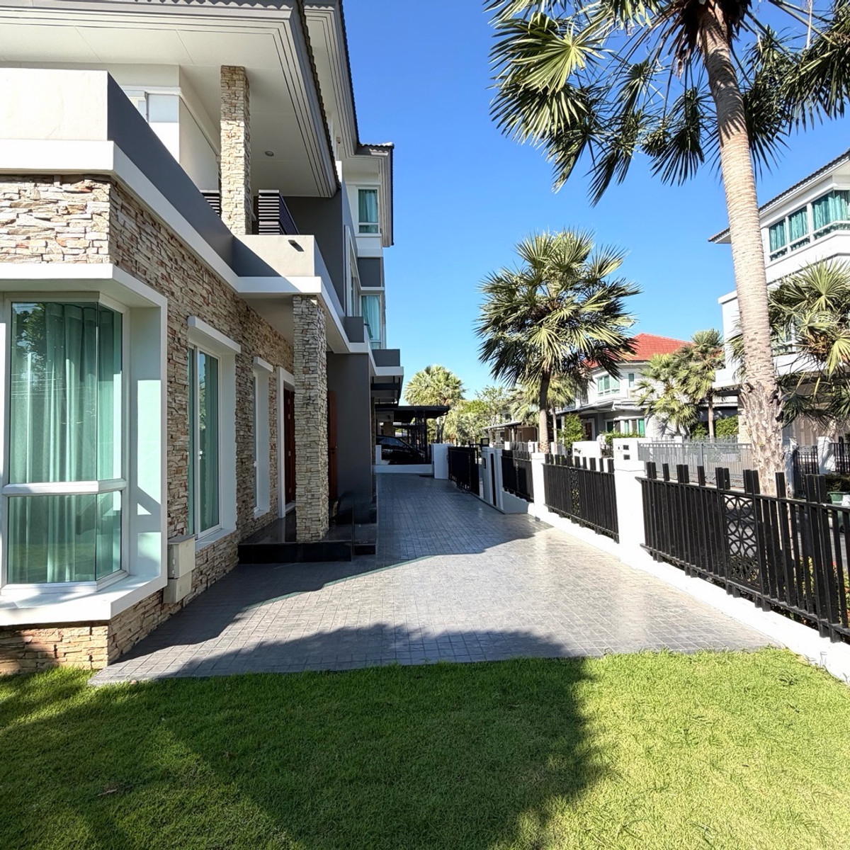 HousePattanakan, Srinakarin : 3-storey luxury detached house, Grand Bangkok Boulevard project, Rama 9 - Srinakarin (Krungthep Kreetha) 🏡 next to Wellington College international school, near the golf course.