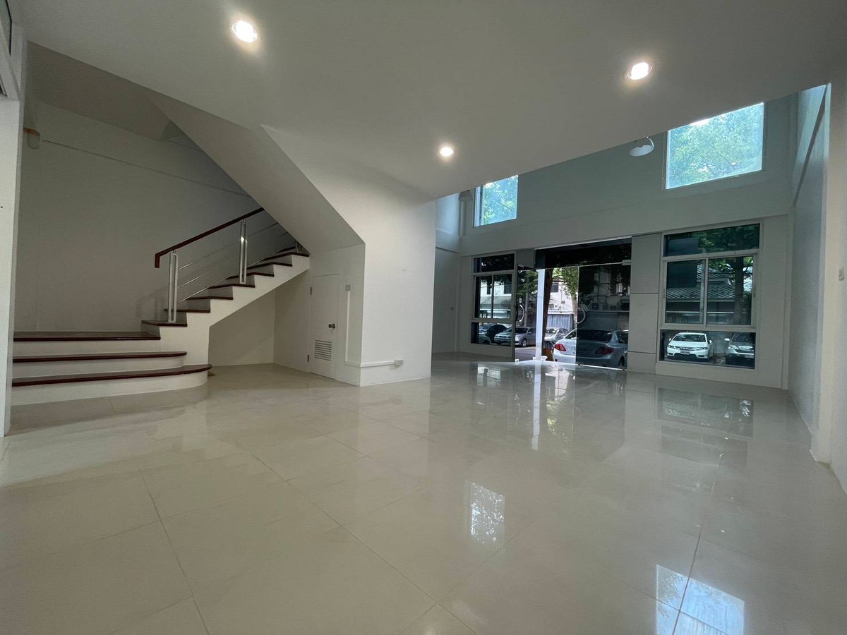 For RentOfficeRamkhamhaeng, Hua Mak : Office for rent, 4 floors, Town in Town | Large area 300 sq m., connecting Lat Phrao - along the expressway.