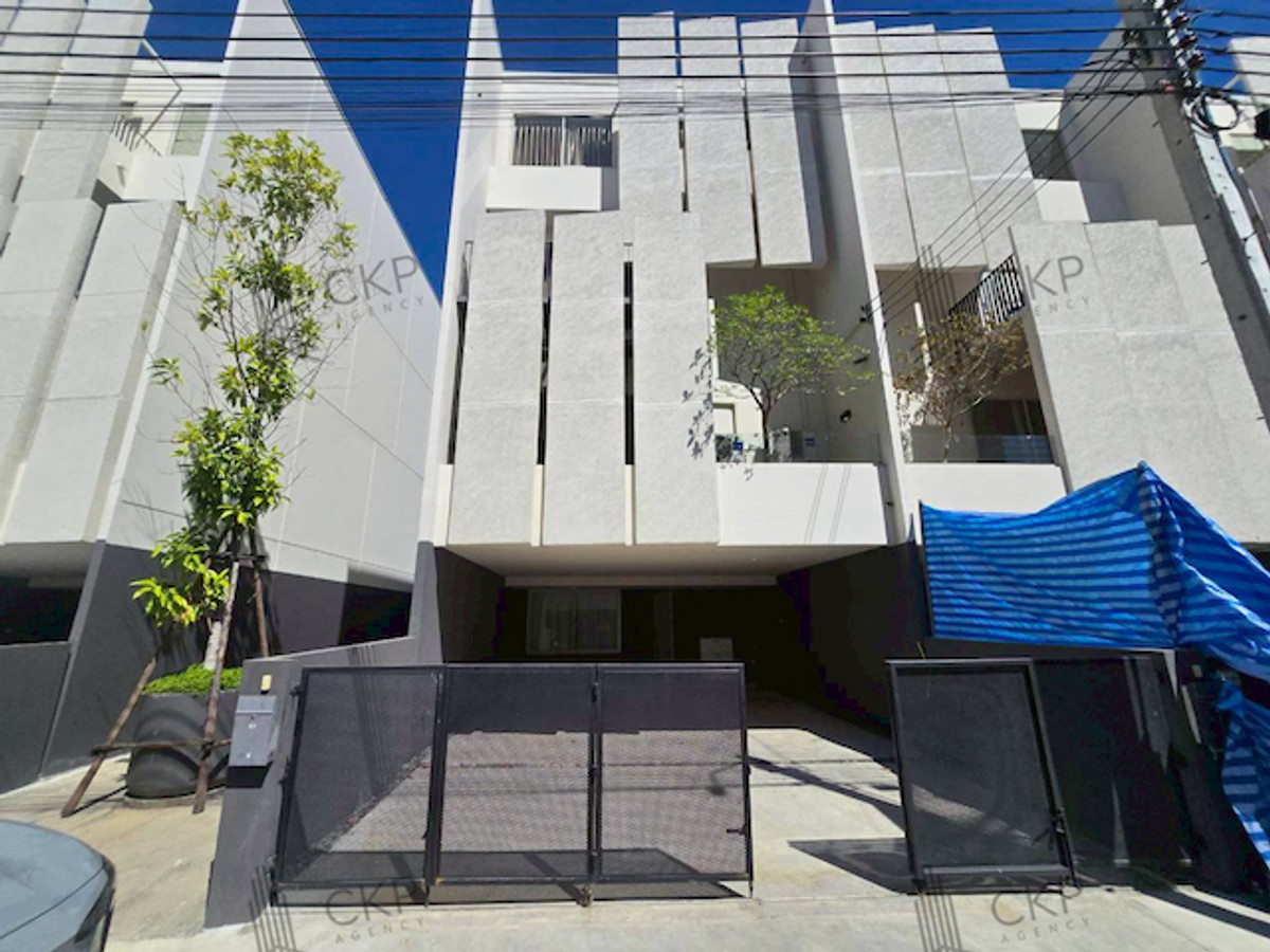 ให้เช่าทาวน์โฮมพัฒนาการ ศรีนครินทร์ : ทาวน์โฮม นิว เวิร์ส กรุงเทพกรีฑา บ้านใหม่สวย ไม่เคยเข้าอยู่ ติดถนนเดินทางสะดวก หิ้วกระเป๋าพร้อมเข้าอยู่