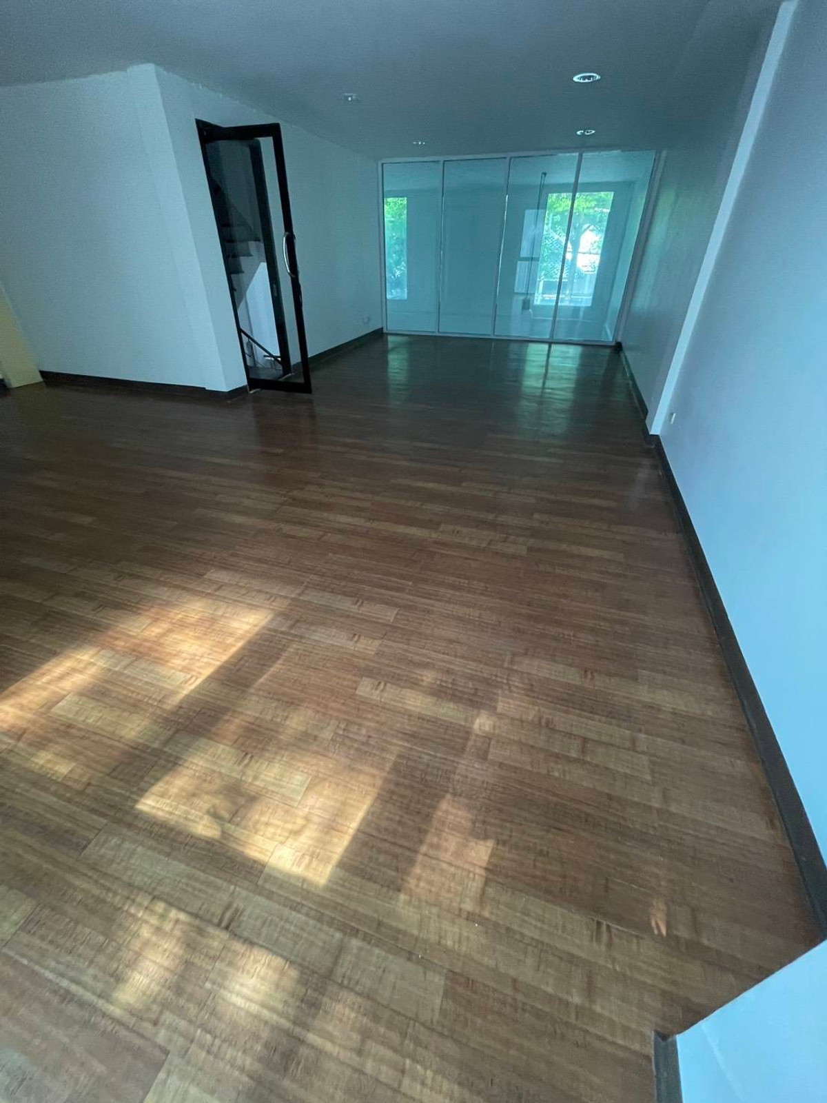 For RentOfficeRamkhamhaeng, Hua Mak : Office for rent, 4 floors, Town in Town | Large area 300 sq m., connecting Lat Phrao - along the expressway.