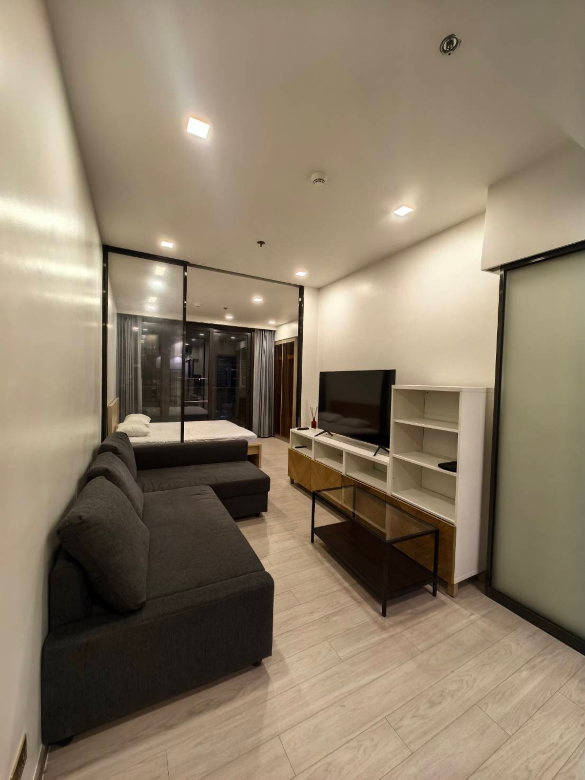 For RentCondoRama9, Petchburi, RCA : FOR RENT - 1 BEDROOM 41 SQ.M- READY TO MOVE IN - CALL NOW 094-641-5974