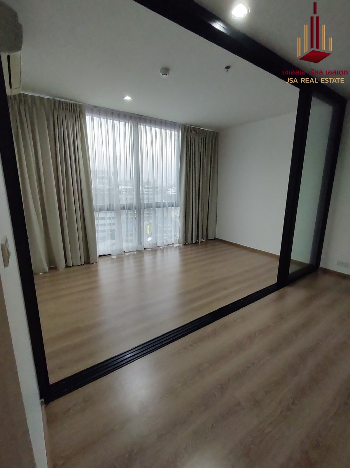 For SaleCondoLadprao, Central Ladprao : ✨ For Sale: Condo The Issara Ladprao✨ Big room, prime location.