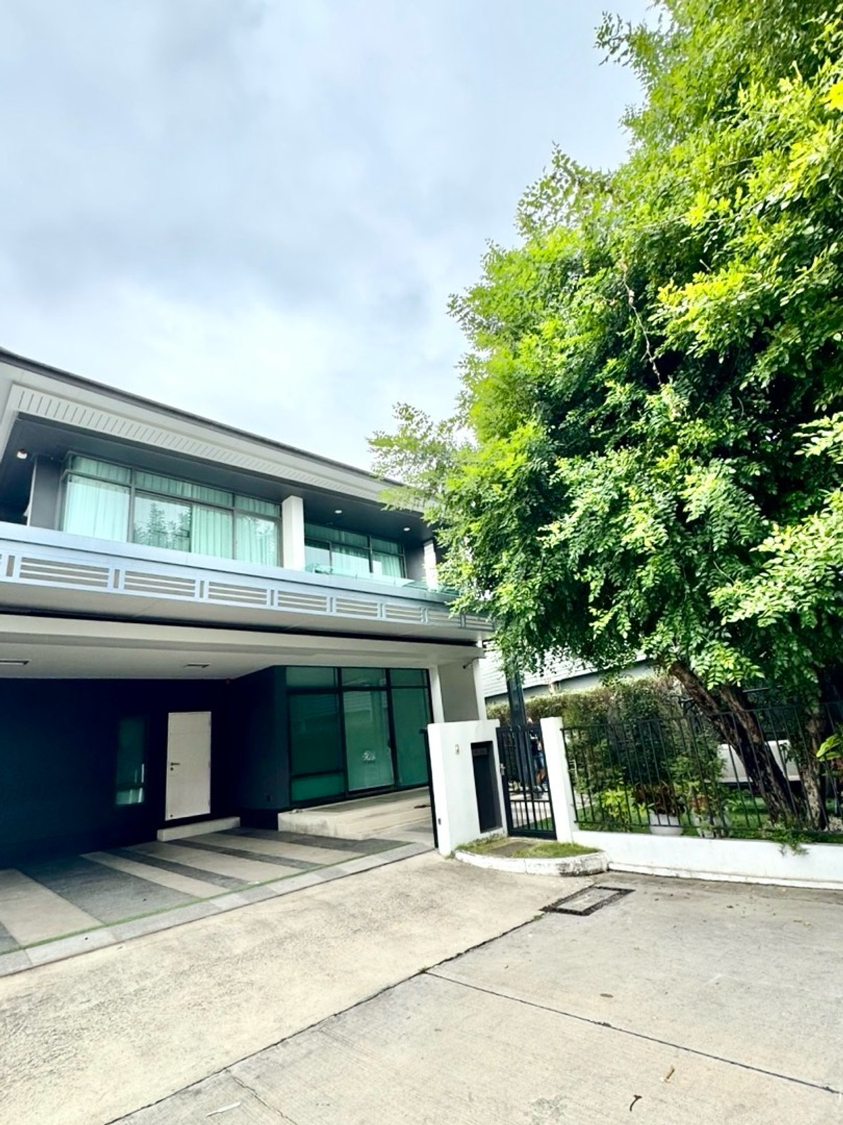 For SaleHousePattanakan, Srinakarin : Prime location for investors Next to Brighton and Wellington international schools.