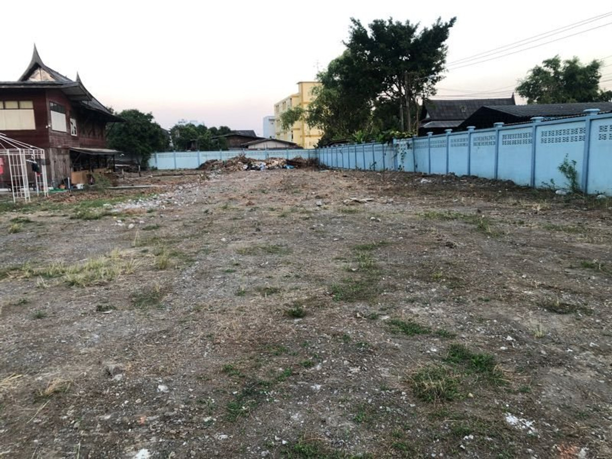 ขายที่ดินอ่อนนุช อุดมสุข : ขายถูกที่ดินเปล่า ซอยอ่อนนุช54 เข้าซอยมาประมาณ 450 ม.  เนื้อที่ 400 ตรว. แปลงที่ดินสวย ทำเลดี แหล่งชุมชน ใกล้รถไฟฟ้าสายสีเหลือง สภานีศรีนุช