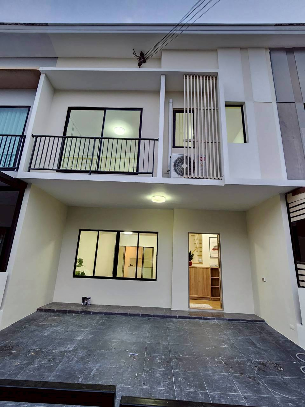 For SaleTownhomeVipawadee, Don Mueang, Lak Si : Townhome for sale, The Connect, Thetrachan 31, 3 bedrooms, 2 bathrooms, selling for only 2.87 million.