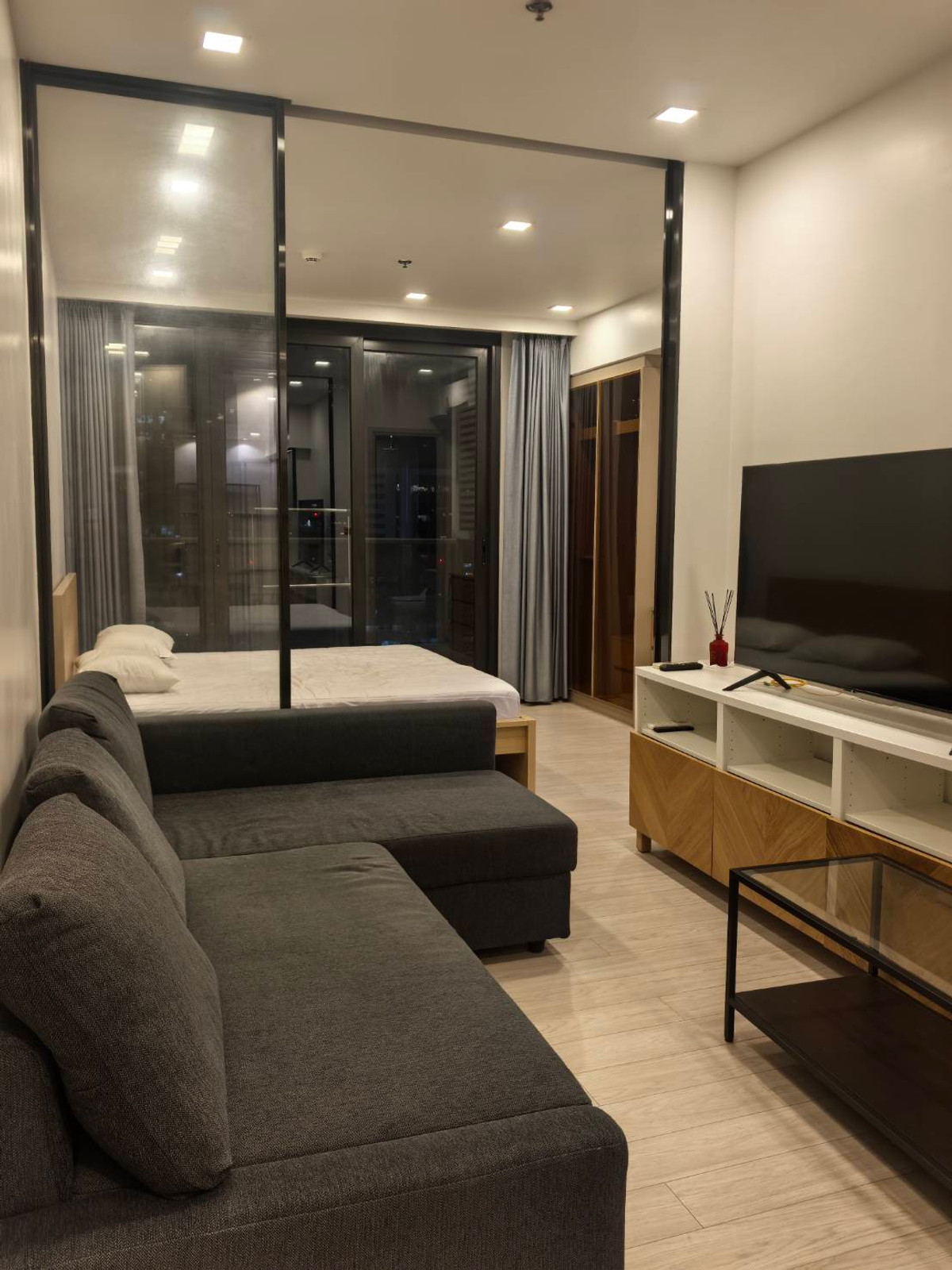 ให้เช่าคอนโดพระราม 9 เพชรบุรีตัดใหม่ RCA : FOR RENT - 1 BEDROOM 35  SQ.M-  READY TO MOVE IN - CALL NOW 094-641-5974