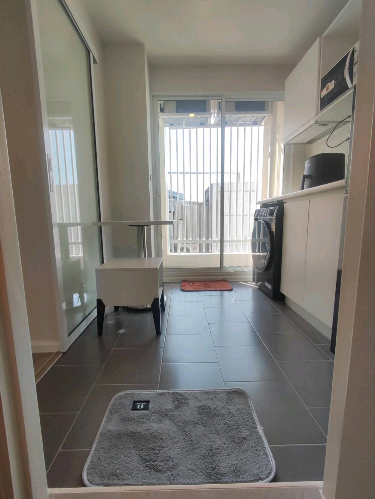 For RentCondoKasetsart, Ratchayothin : Urgent for rent Blue Phahon Yothin 35, size 24 square meters, excellent condition, new room, complete with furniture + electrical appliances. Never moved in