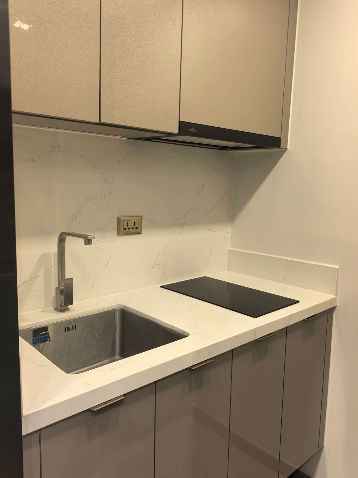 For RentCondoRama9, Petchburi, RCA : FOR RENT - 1 BEDROOM 41 SQ.M- READY TO MOVE IN - CALL NOW 094-641-5974