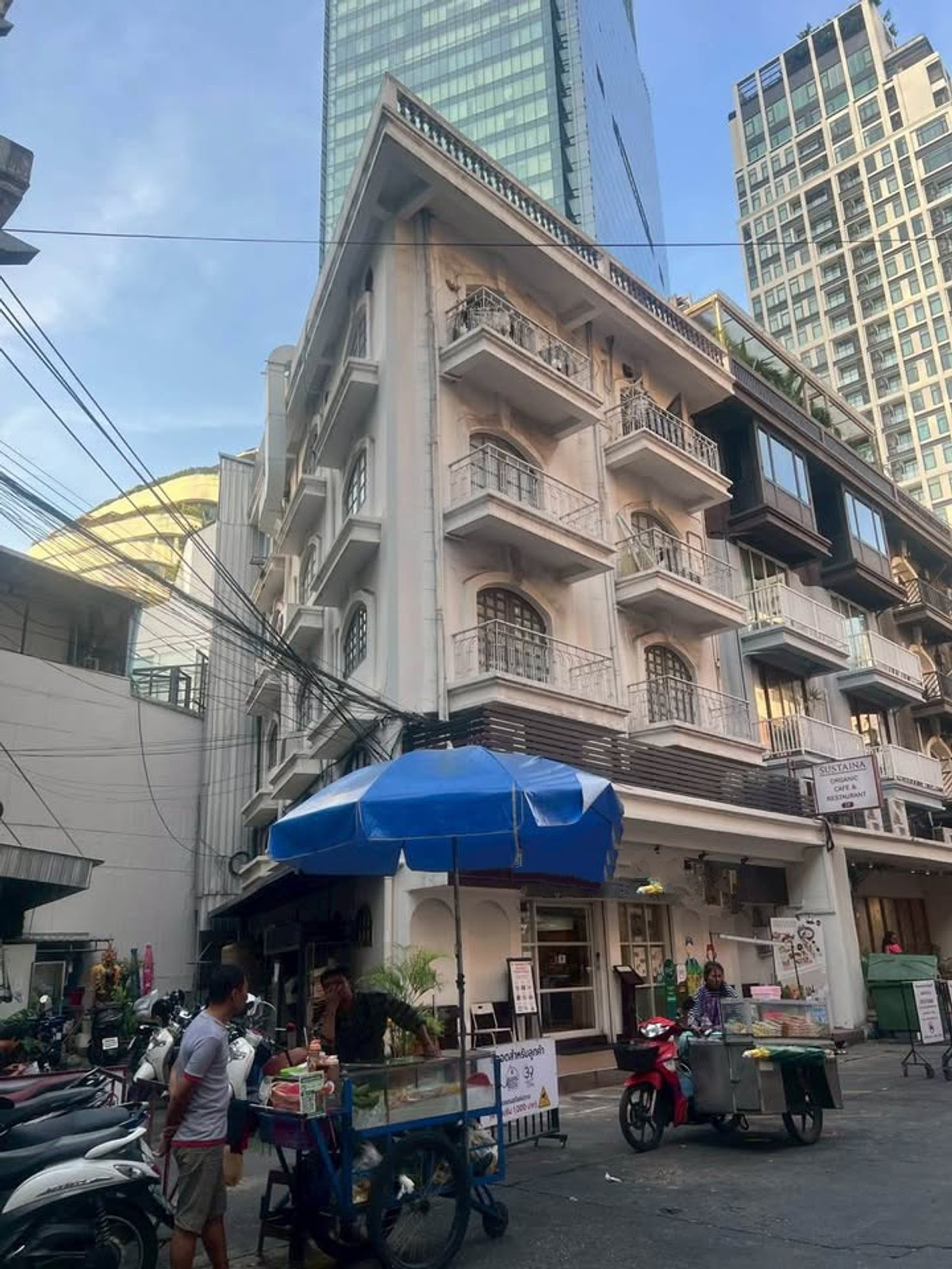 For RentShop HouseSukhumvit, Asoke, Thonglor : HR3097 5-story building for rent, the best location with potential. In the heart of Sukhumvit | Only 50 meters from BTS Phrom Phong
