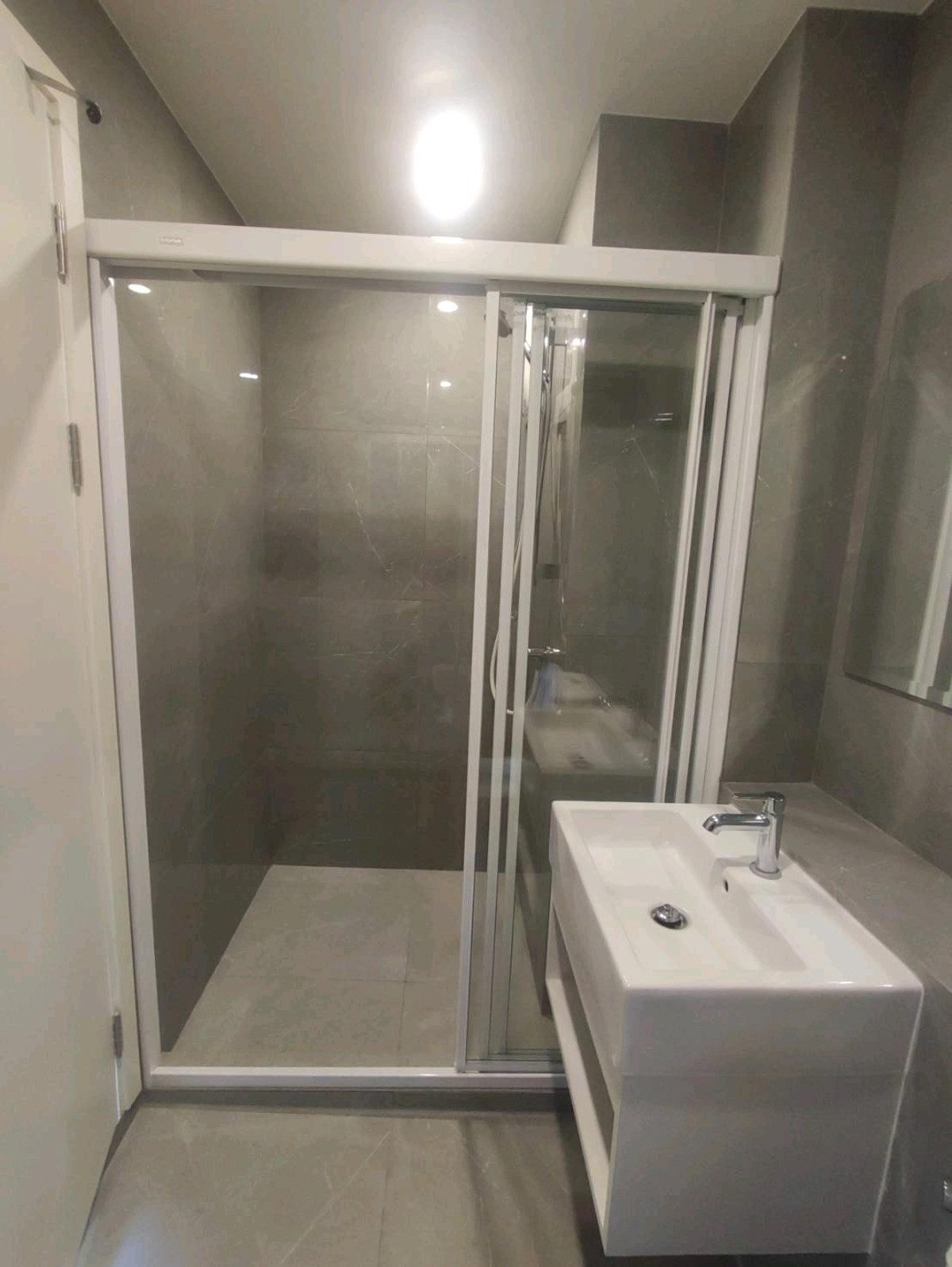 For RentCondoKasetsart, Ratchayothin : Urgent for rent Blue Phahon Yothin 35, size 24 square meters, excellent condition, new room, complete with furniture + electrical appliances. Never moved in