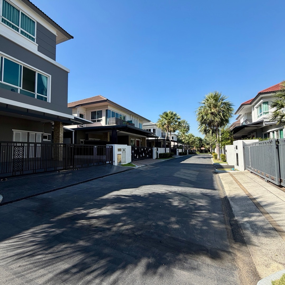 HousePattanakan, Srinakarin : 3-storey luxury detached house, Grand Bangkok Boulevard project, Rama 9 - Srinakarin (Krungthep Kreetha) 🏡 next to Wellington College international school, near the golf course.