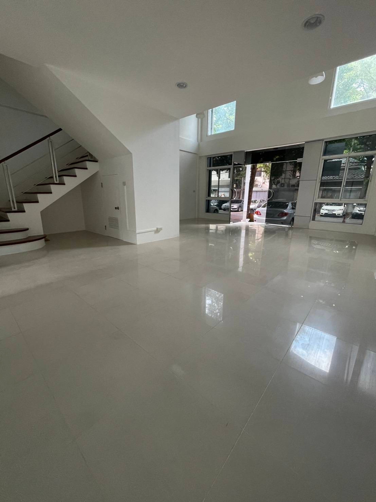 For RentOfficeRamkhamhaeng, Hua Mak : Office for rent, 4 floors, Town in Town | Large area 300 sq m., connecting Lat Phrao - along the expressway.