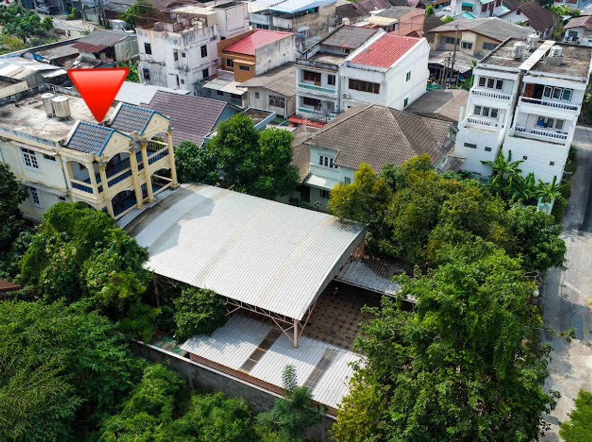 For SaleHousePinklao, Charansanitwong : Large Land Plot with 4-Storey House, Rare Opportunity!!! Land with a 4-storey house for sale in Soi Pak Nam Fang Nuea 1, land size 254 sq.w. Only 1 minute to the main road Phran Nok–Kanchanaphisek. Perfect for a large family 