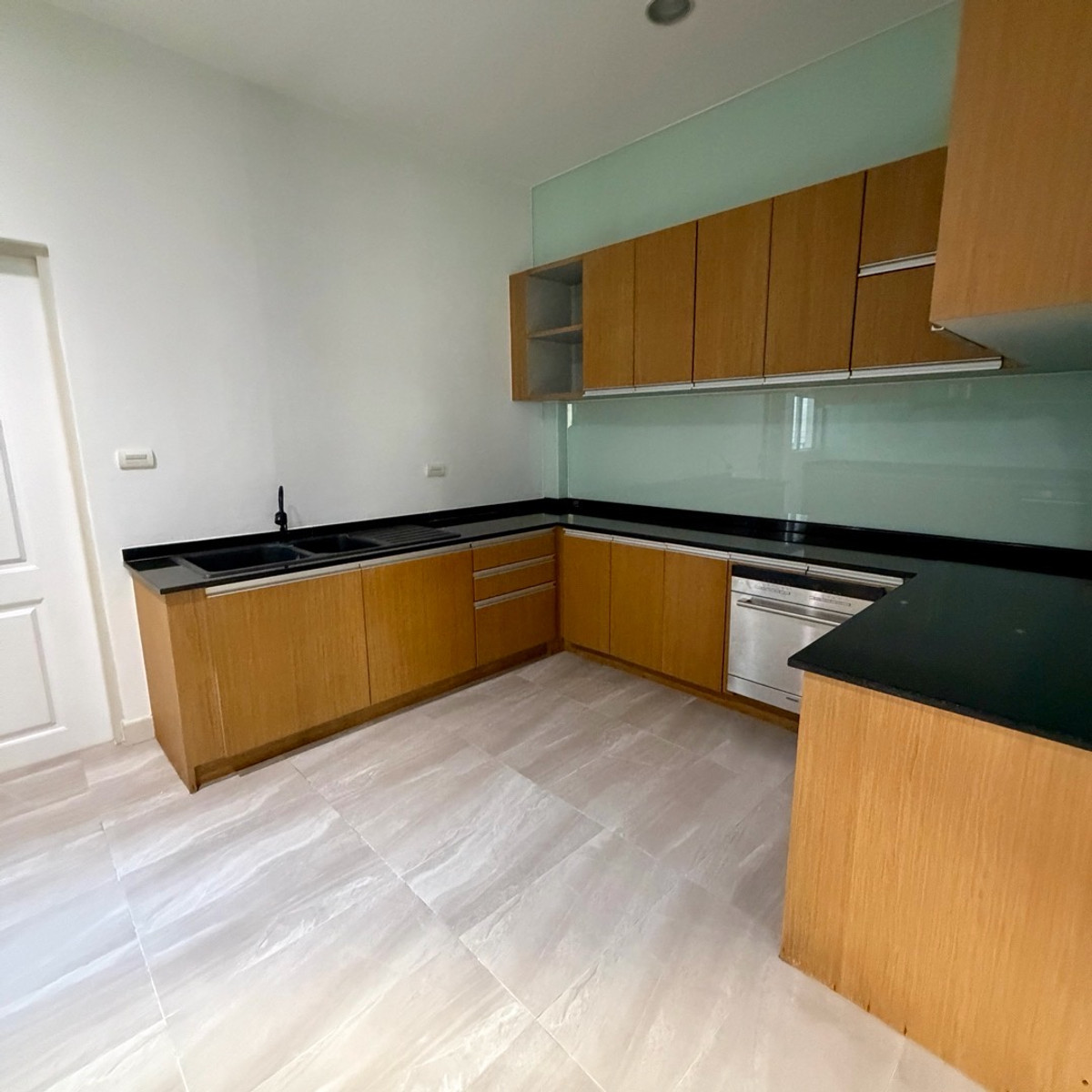 HousePattanakan, Srinakarin : 3-storey luxury detached house, Grand Bangkok Boulevard project, Rama 9 - Srinakarin (Krungthep Kreetha) 🏡 next to Wellington College international school, near the golf course.