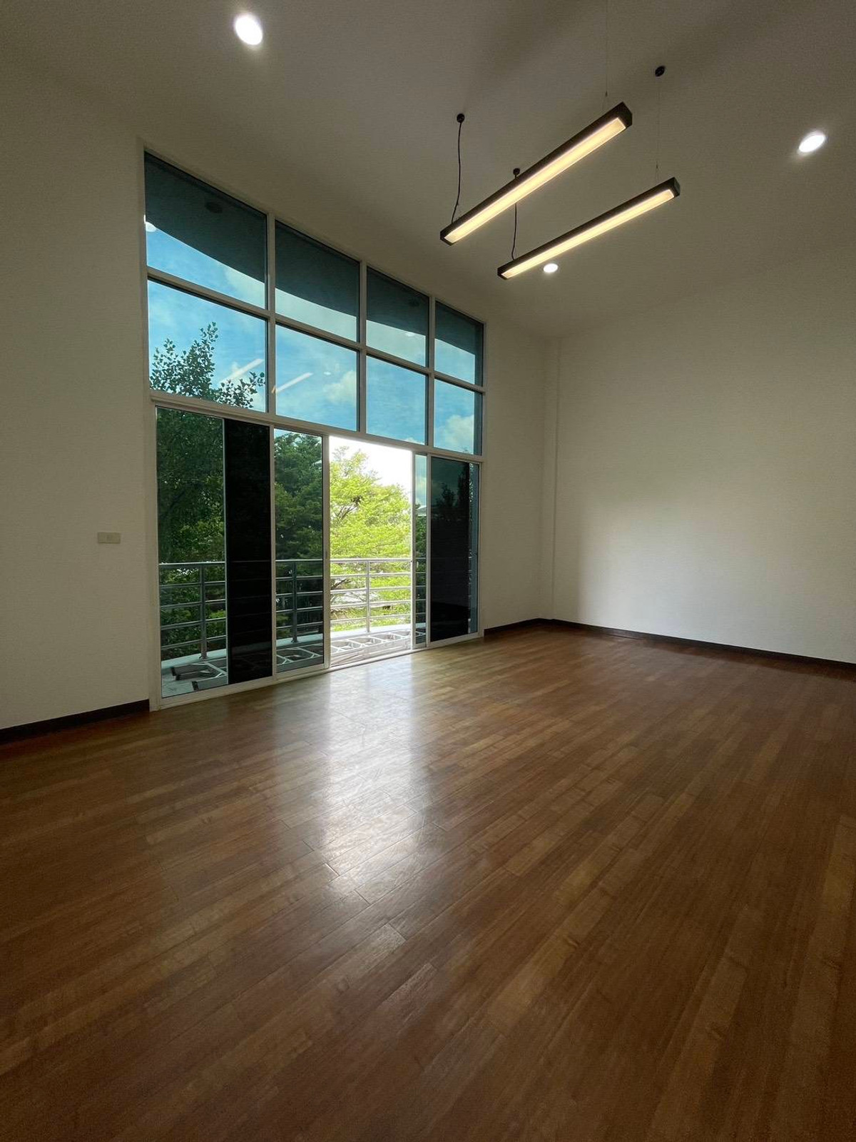 For RentOfficeRamkhamhaeng, Hua Mak : Office for rent, 4 floors, Town in Town | Large area 300 sq m., connecting Lat Phrao - along the expressway.