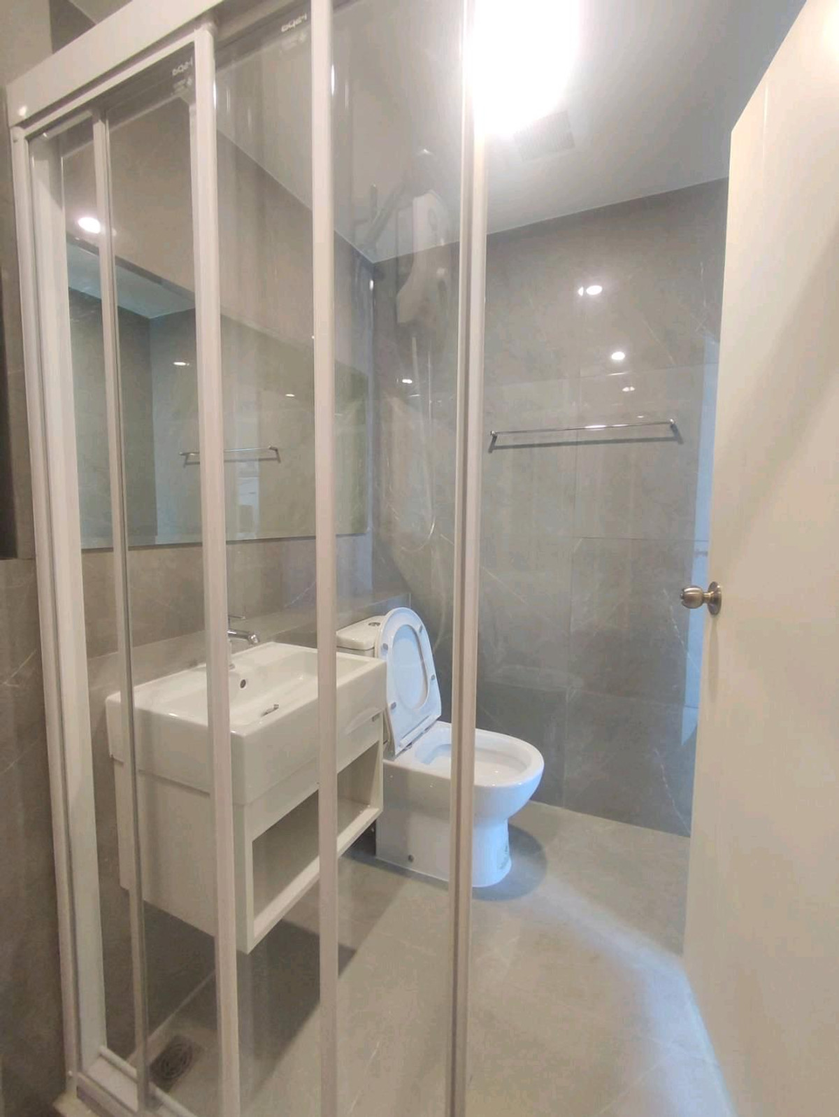 For RentCondoKasetsart, Ratchayothin : Urgent for rent Blue Phahon Yothin 35, size 24 square meters, excellent condition, new room, complete with furniture + electrical appliances. Never moved in