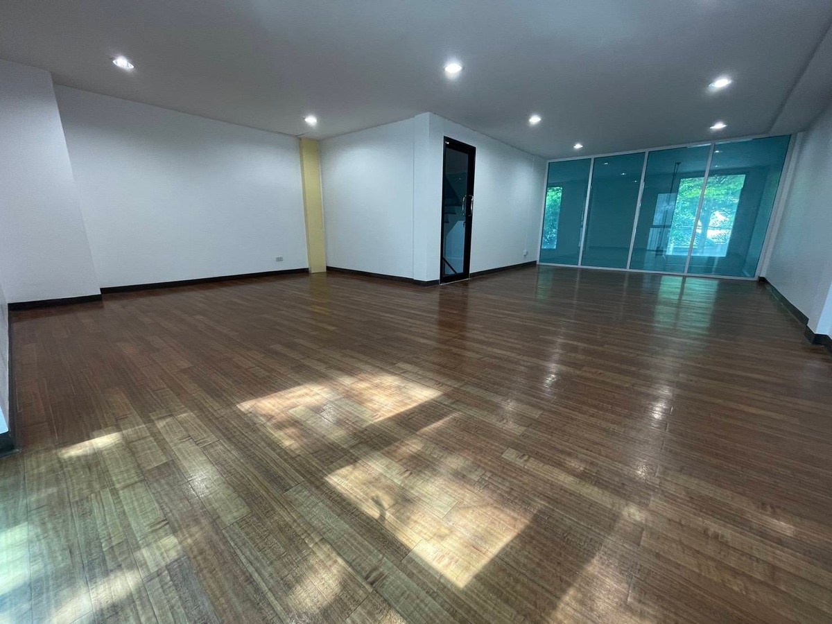 For RentOfficeRamkhamhaeng, Hua Mak : Office for rent, 4 floors, Town in Town | Large area 300 sq m., connecting Lat Phrao - along the expressway.