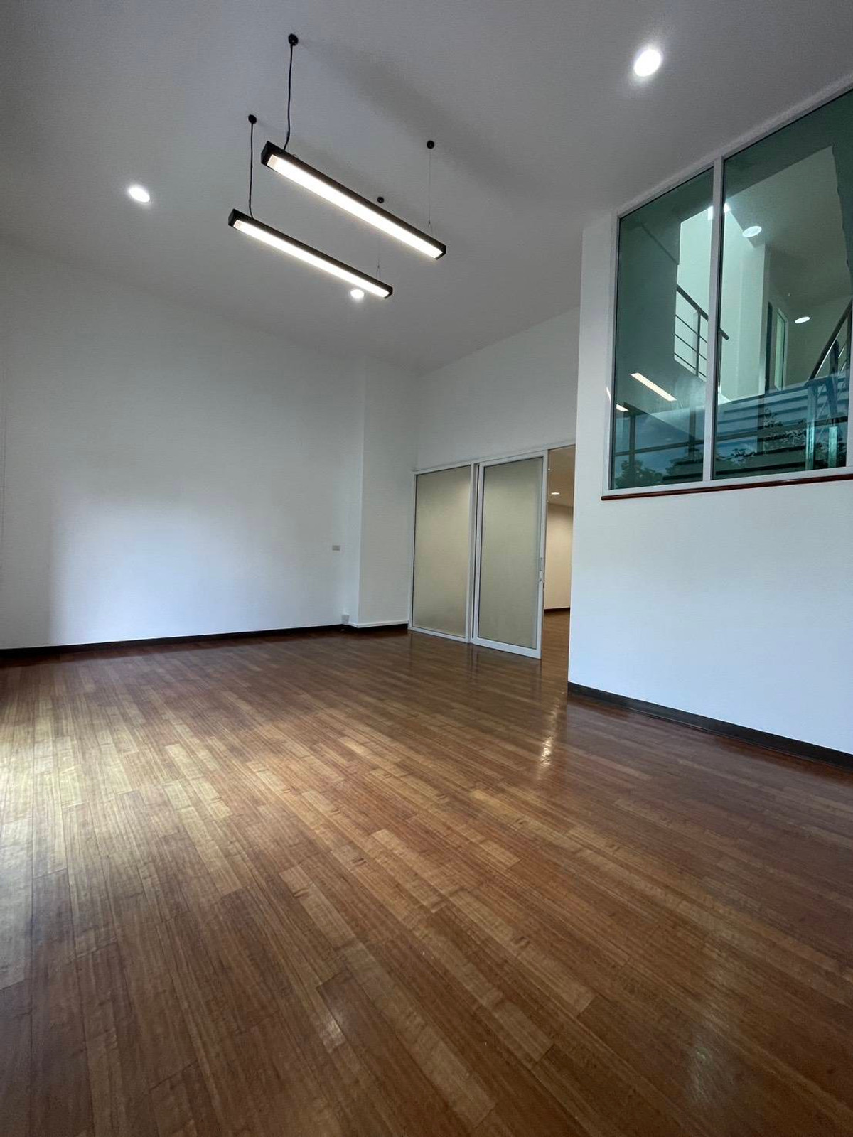 For RentOfficeRamkhamhaeng, Hua Mak : Office for rent, 4 floors, Town in Town | Large area 300 sq m., connecting Lat Phrao - along the expressway.