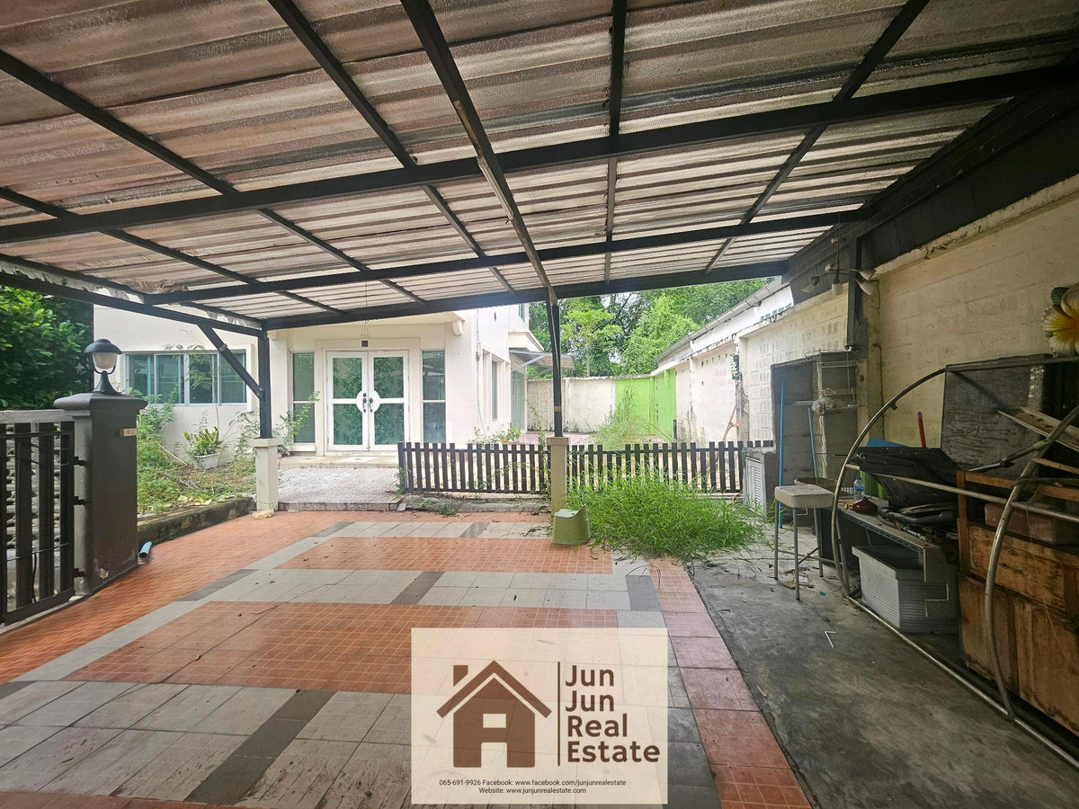 For RentHouseNawamin, Ramindra : Kitchen, parking for 2 cars in the house, 1 car in front of the house.