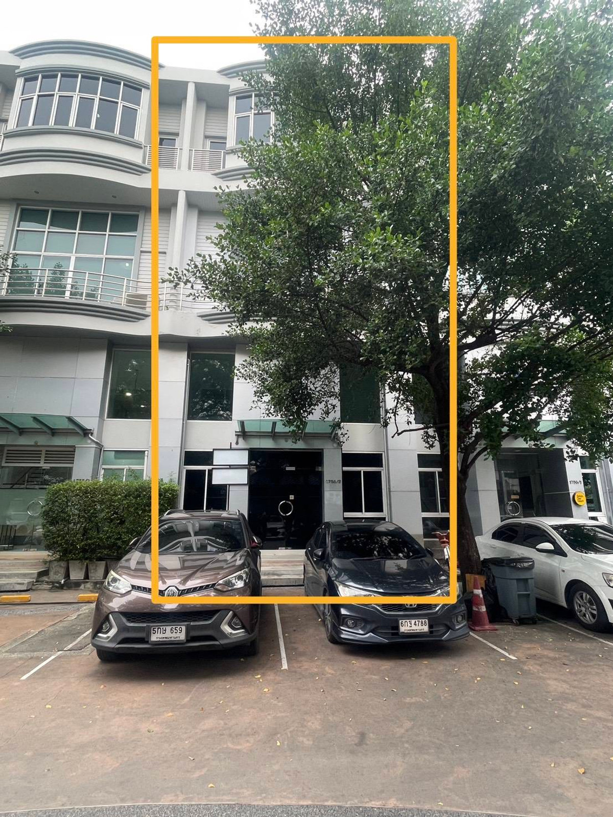For RentOfficeRamkhamhaeng, Hua Mak : Office for rent, 4 floors, Town in Town | Large area 300 sq m., connecting Lat Phrao - along the expressway.