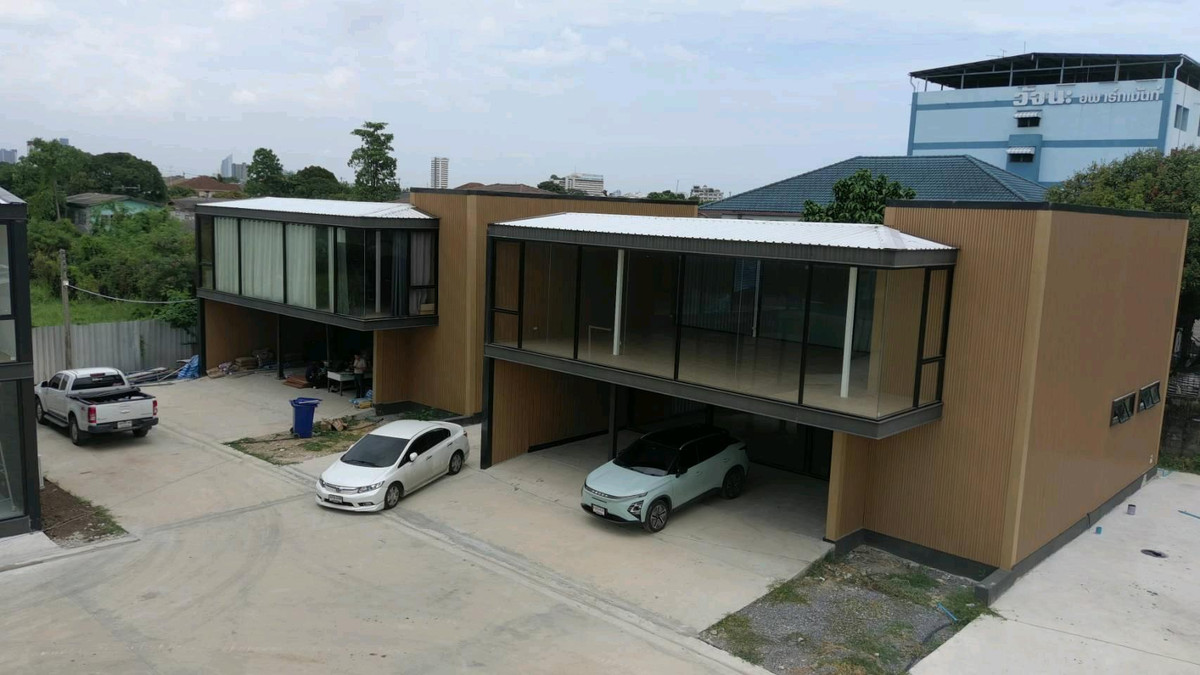 ให้เช่าอาคารพาณิชย์พระราม 2 บางขุนเทียน : ​[Luxury] พื้นที่โชว์รูมสินค้า/สตูดิโอส่วนตัว 180 ตร.ม. ผนังกระจกบานใหญ่ ใกล้ Central
