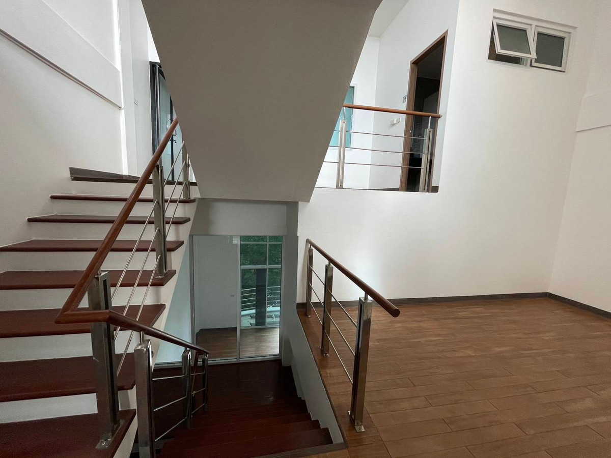 For RentOfficeRamkhamhaeng, Hua Mak : Office for rent, 4 floors, Town in Town | Large area 300 sq m., connecting Lat Phrao - along the expressway.