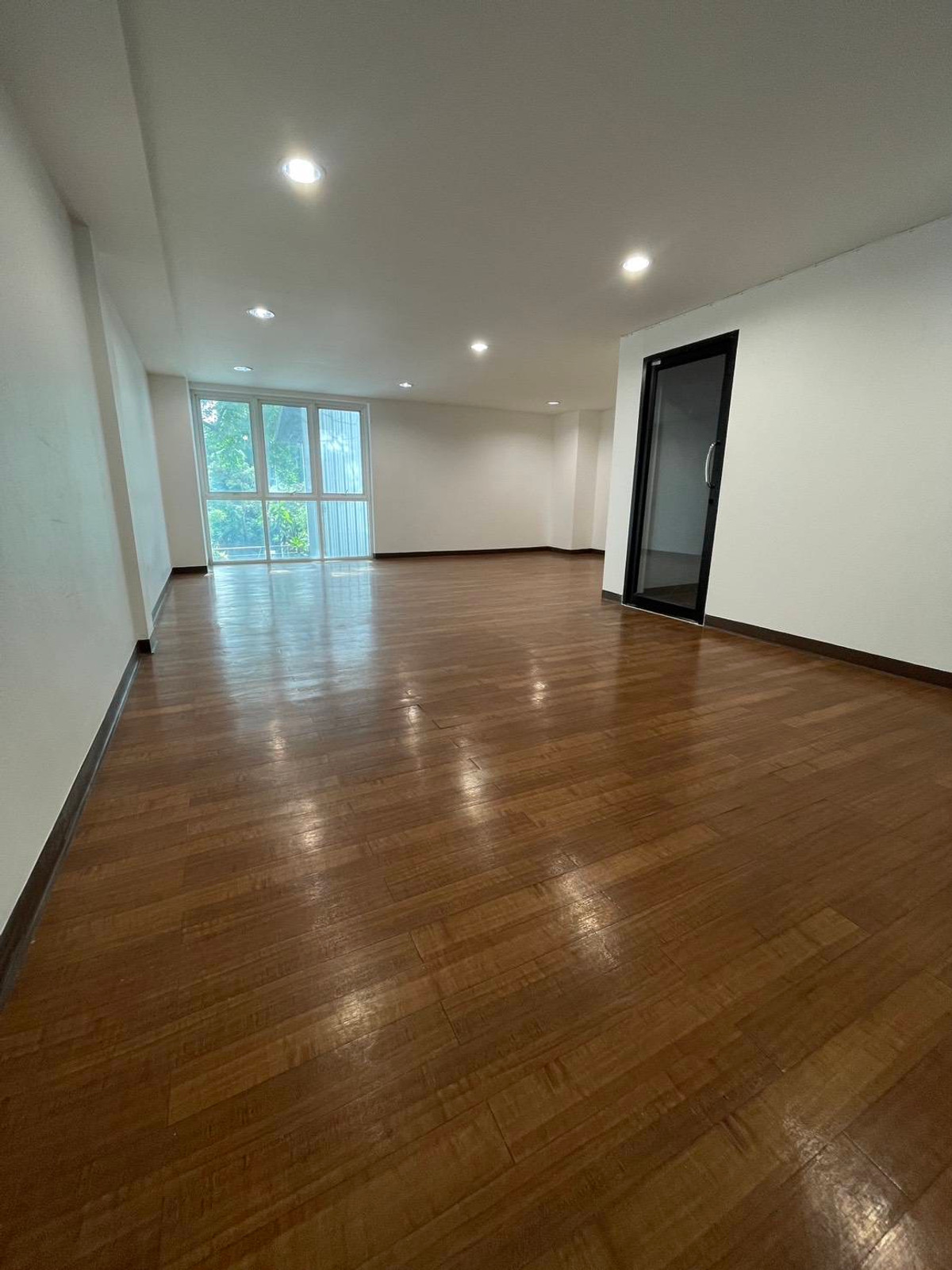 For RentOfficeRamkhamhaeng, Hua Mak : Office for rent, 4 floors, Town in Town | Large area 300 sq m., connecting Lat Phrao - along the expressway.