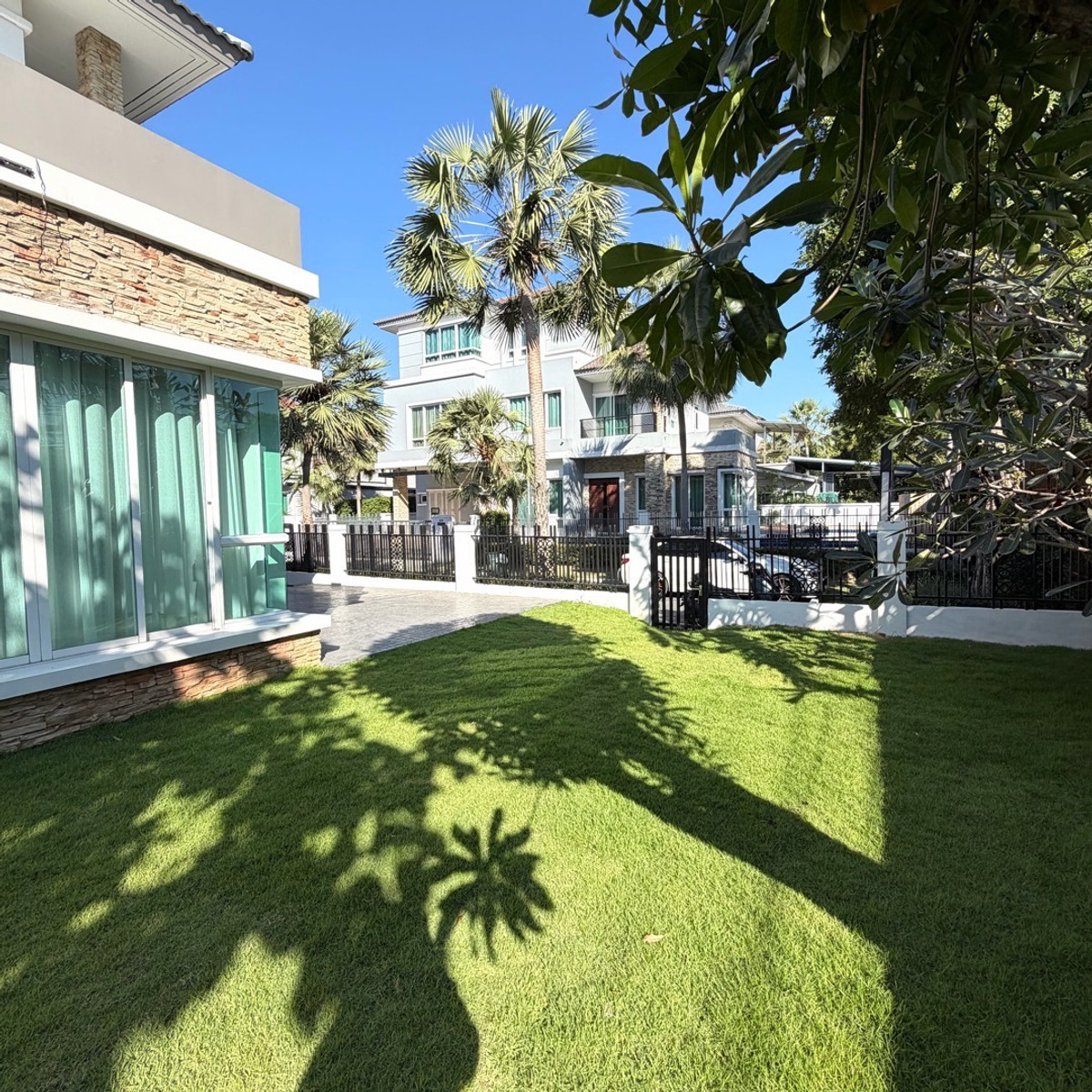 HousePattanakan, Srinakarin : 3-storey luxury detached house, Grand Bangkok Boulevard project, Rama 9 - Srinakarin (Krungthep Kreetha) 🏡 next to Wellington College international school, near the golf course.