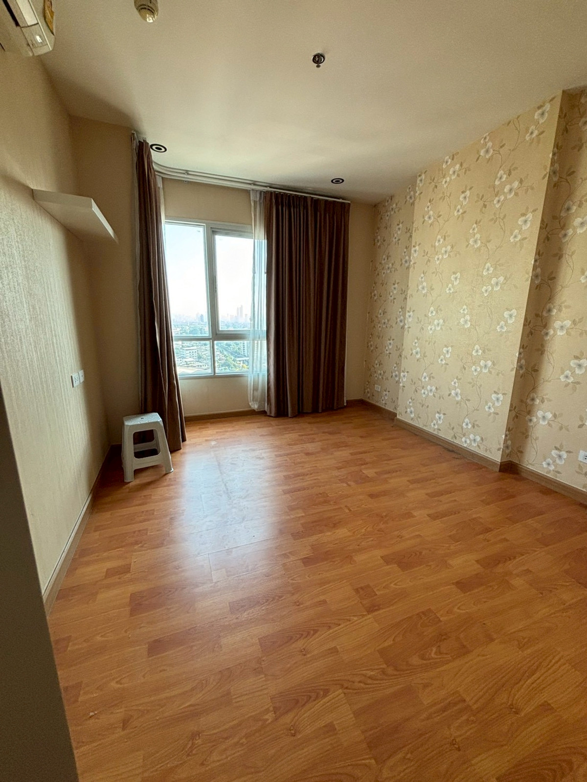 For SaleCondoThaphra, Talat Phlu, Wutthakat : ห้องสวย (ตกแต่งใหม่เมื่อพฤษภาคมปี 2568) ขายด่วน คอนโด  เดินทางไปไหนมาไหนสะดวก ใกล้รถไฟฟ้า หาของกินง่าย  ลงทุนก็ได้ อยู่เองก็ดี ขายราคาไม่แพง ต่อรองได้ สนใจทักแชทหรือโทรมาได้เลย