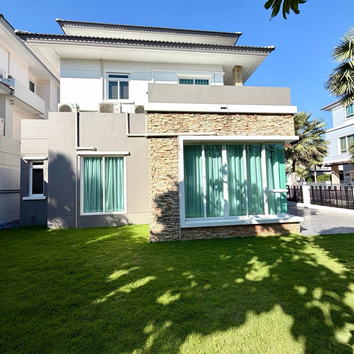 HousePattanakan, Srinakarin : 3-storey luxury detached house, Grand Bangkok Boulevard project, Rama 9 - Srinakarin (Krungthep Kreetha) 🏡 next to Wellington College international school, near the golf course.