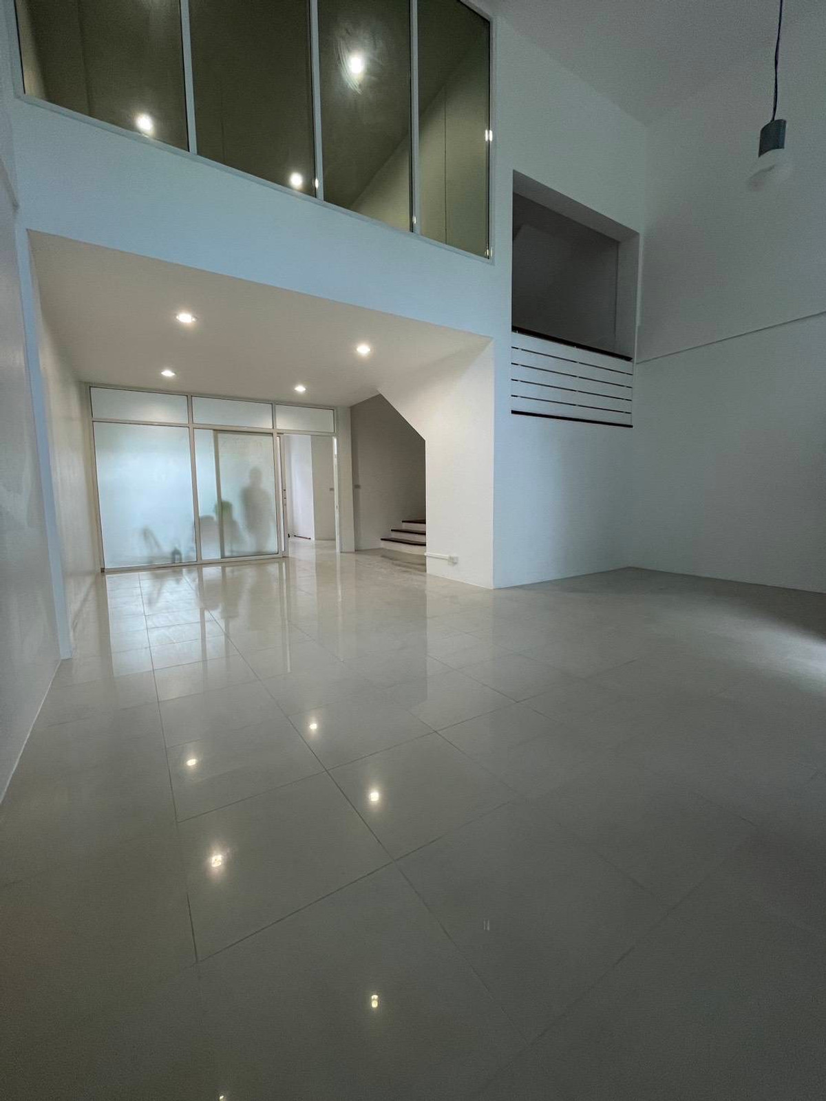 For RentOfficeRamkhamhaeng, Hua Mak : Office for rent, 4 floors, Town in Town | Large area 300 sq m., connecting Lat Phrao - along the expressway.