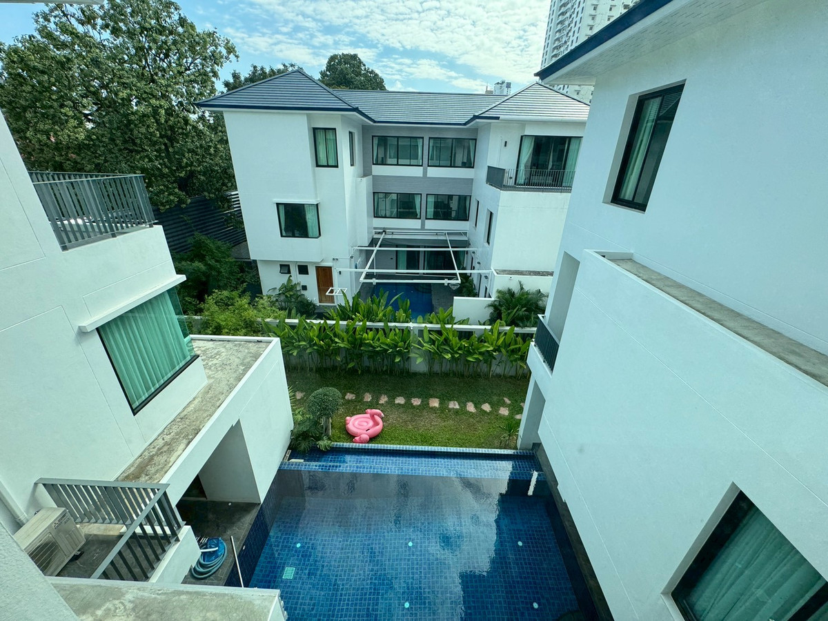 For RentHouseSukhumvit, Asoke, Thonglor : Luxury newly built house with 1,000 sq.m. of usable area, featuring a private swimming pool ** NO CO-AGENT ** 