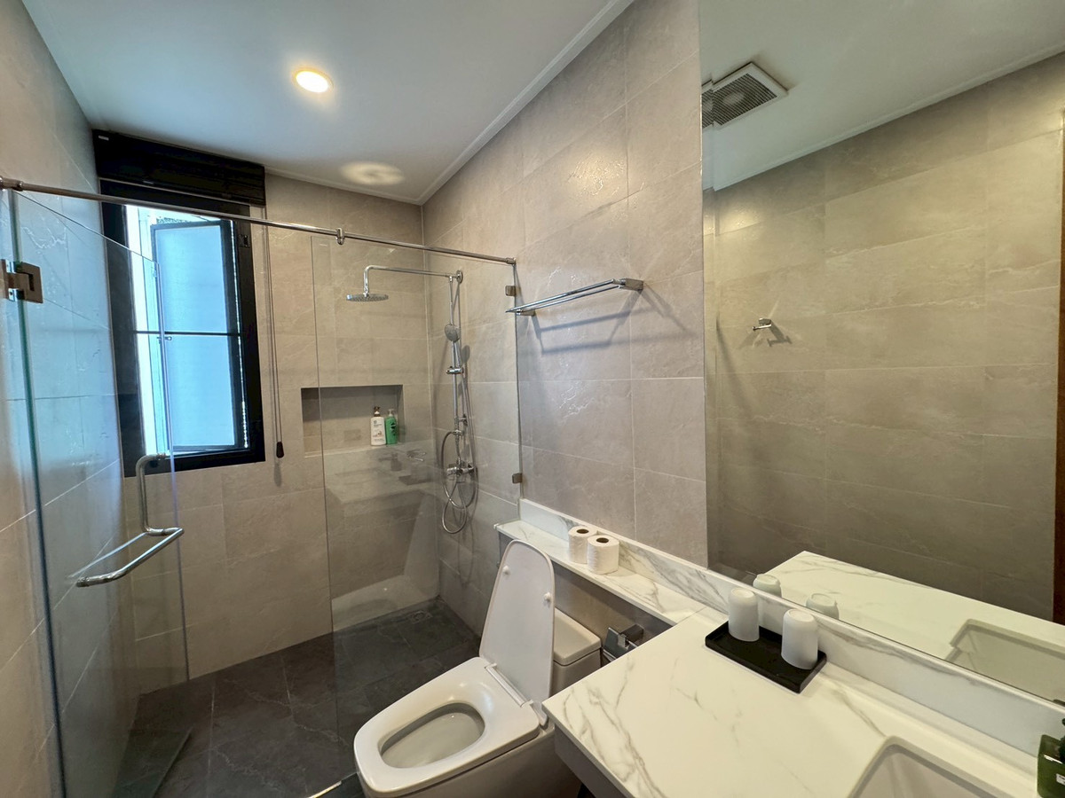 For RentHouseSukhumvit, Asoke, Thonglor : Luxury newly built house with 1,000 sq.m. of usable area, featuring a private swimming pool ** NO CO-AGENT ** 