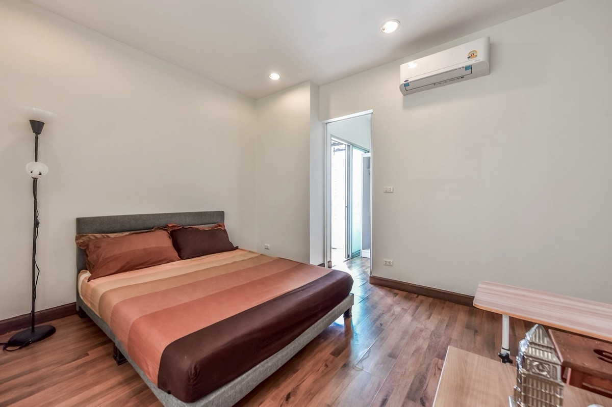 For RentCondoWongwianyai, Charoennakor : Q House Condo Sathorn for Rent, 33,000 THB [NCr251233]