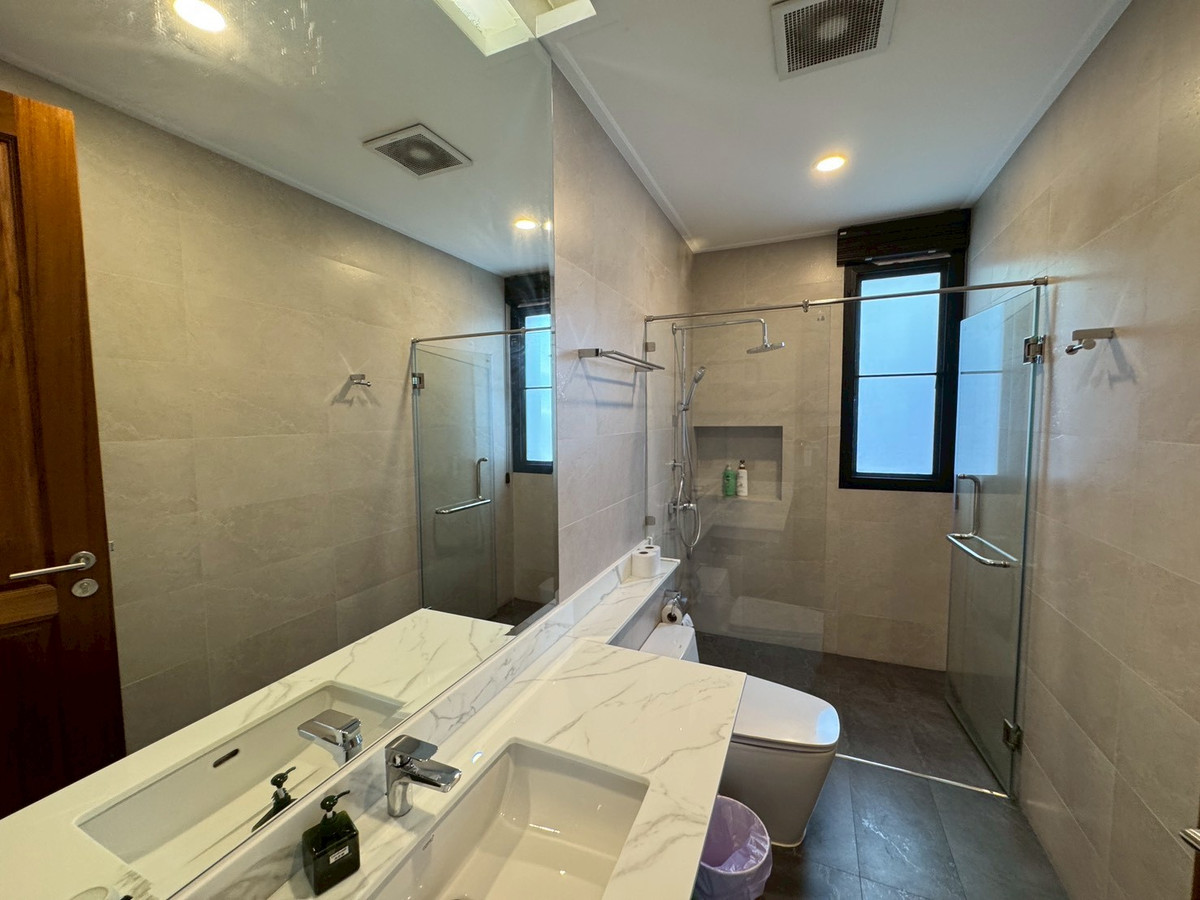 For RentHouseSukhumvit, Asoke, Thonglor : Luxury newly built house with 1,000 sq.m. of usable area, featuring a private swimming pool ** NO CO-AGENT ** 