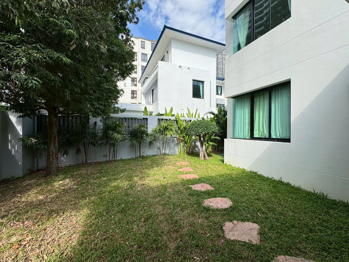 For RentHouseSukhumvit, Asoke, Thonglor : Luxury newly built house with 1,000 sq.m. of usable area, featuring a private swimming pool ** NO CO-AGENT ** 