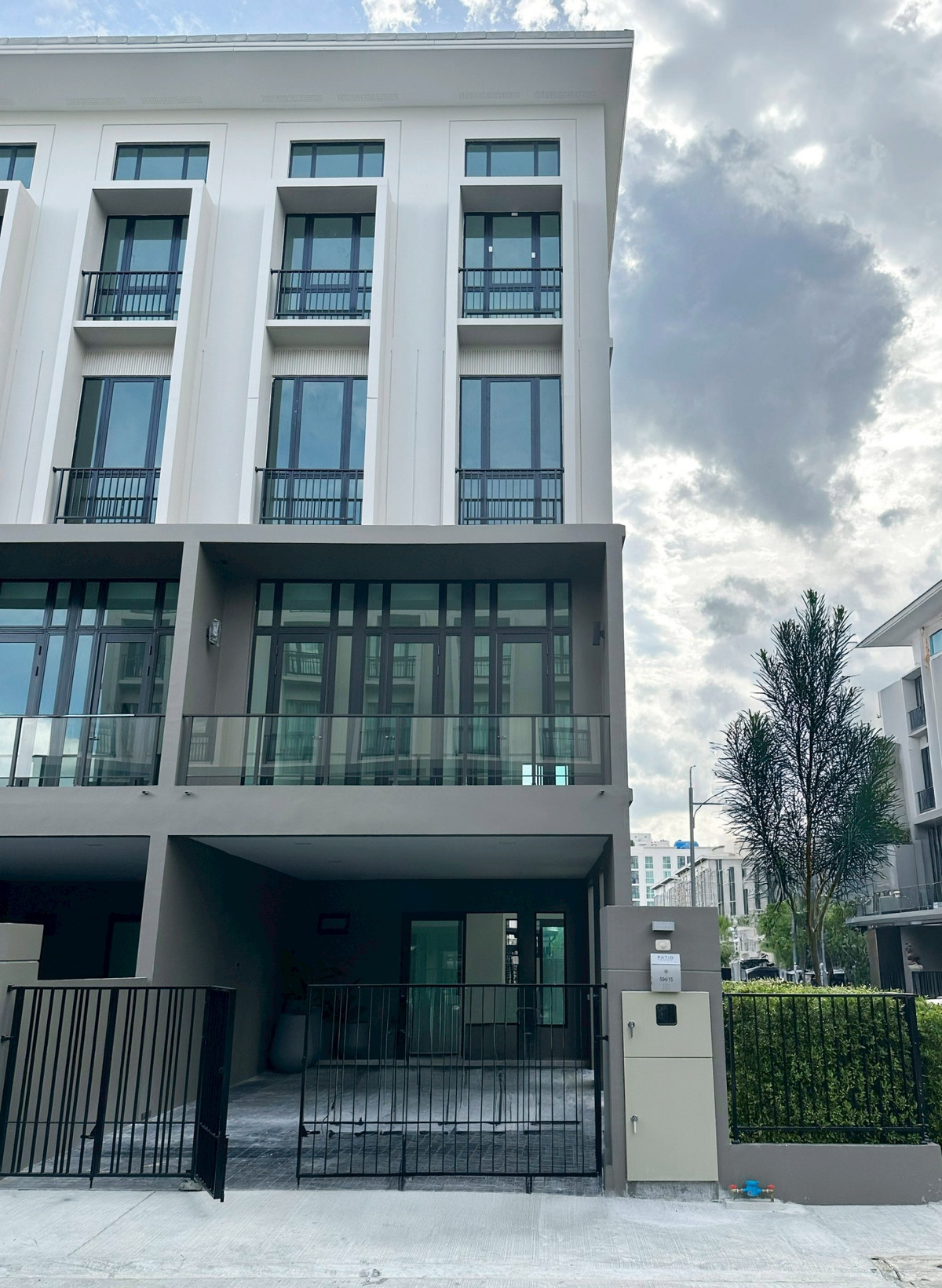 For RentTownhomeKasetsart, Ratchayothin : HR3101 Modern Luxury for rent, 4 floors, Patio Ratchayothin Village, corner house with garden, parking for 4 cars, with Smart Home system, near BTS Ratchayothin.