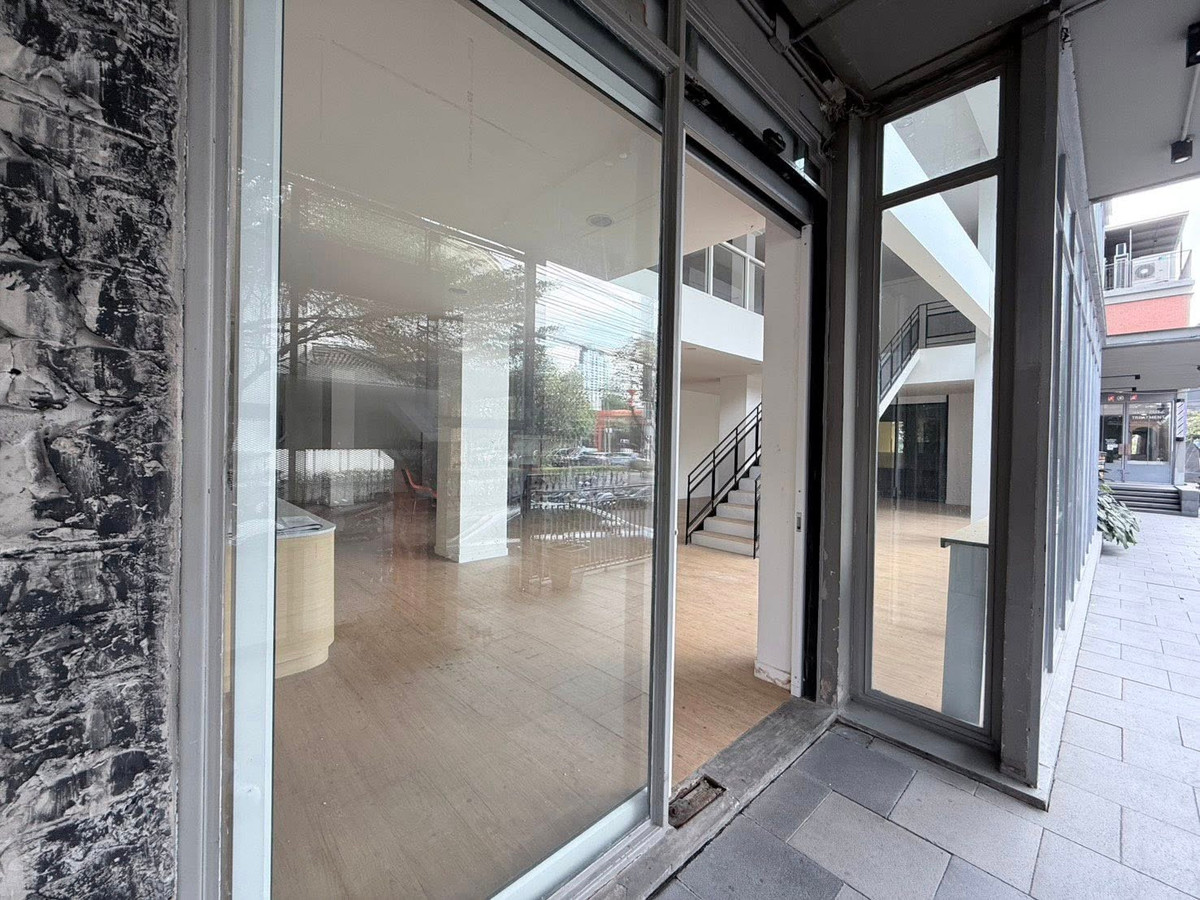 ให้เช่าโชว์รูมสุขุมวิท อโศก ทองหล่อ : ✅ให้เช่าด่วน!!  พื้นที่ร้านค้า - ออฟฟิศ - โชว์รูม  🔥ใจกลางเอกมัย 