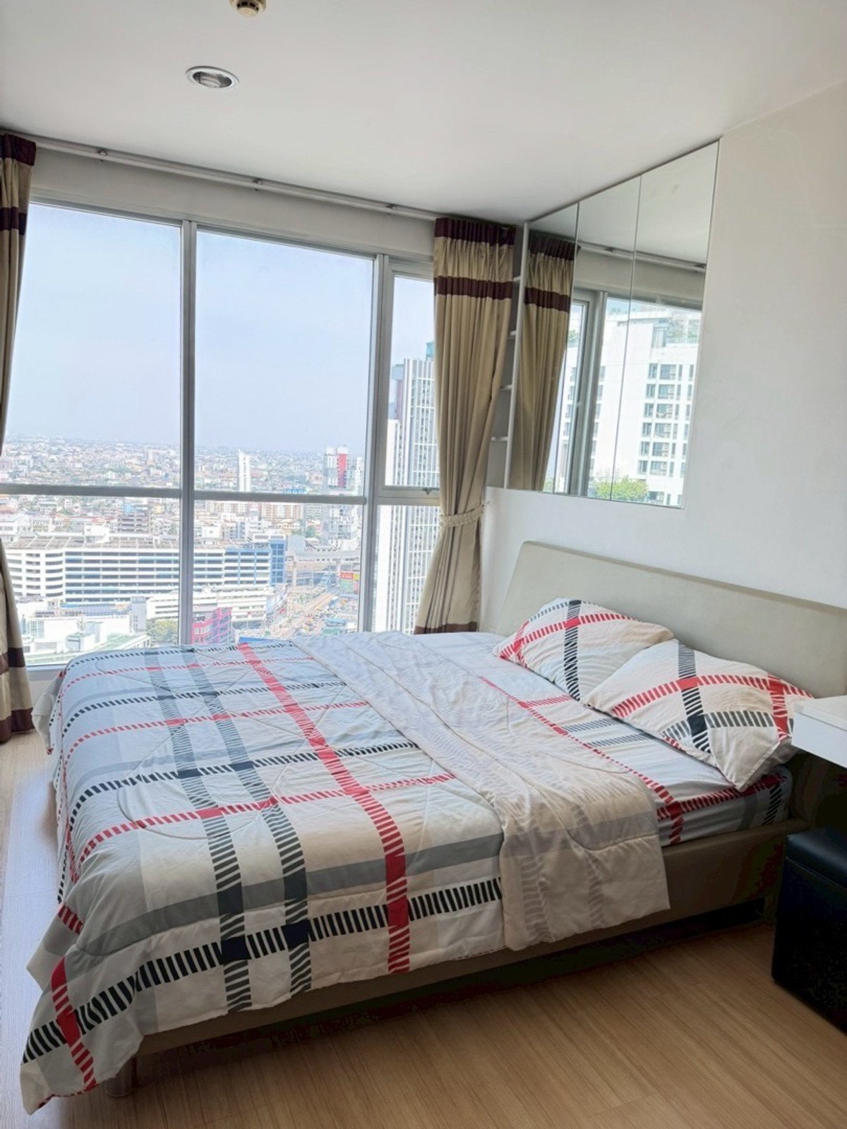 For RentCondoLadprao, Central Ladprao : For rent, 2 bedrooms, 67 sq m, north side, price 28,000 baht, if interested, make an appointment to view 0808144488