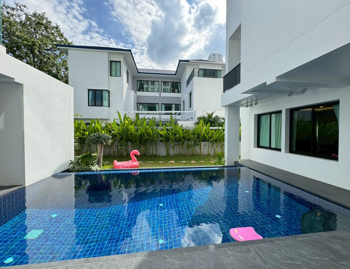 For RentHouseSukhumvit, Asoke, Thonglor : Luxury newly built house with 1,000 sq.m. of usable area, featuring a private swimming pool ** NO CO-AGENT ** 