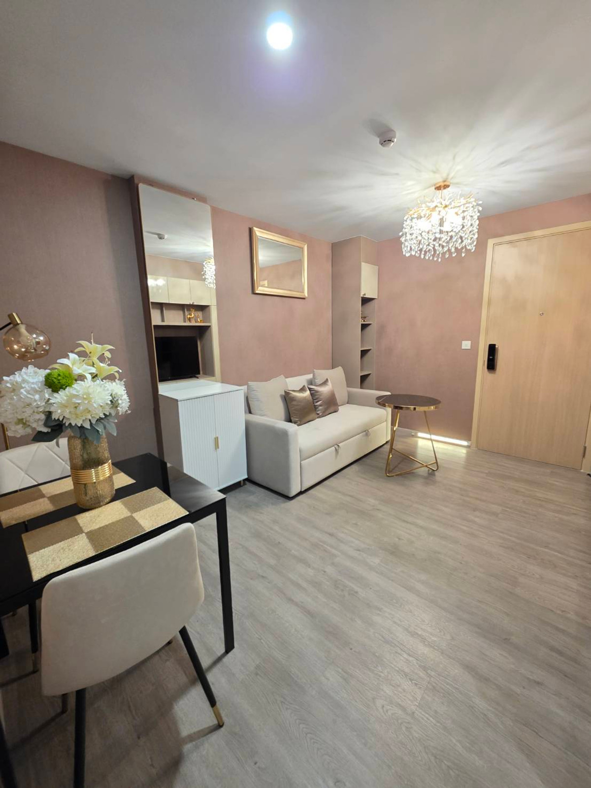 For RentCondoSathorn, Narathiwat : 🔥 For rent THE SHADE Sathorn 1 🔥 📍 Near MRT Lumpini 🚆 | Convenient travel, easy in and out of the city.