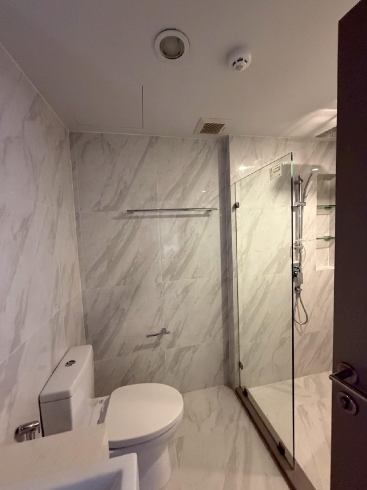 For SaleCondoSukhumvit, Asoke, Thonglor : Urgent sale!!! Two bedrooms, two bathrooms, size 52 sq m, special price, project closed 6mb!! Condo Ideo Mobi Sukhumvit 40 near BTS Ekkamai.