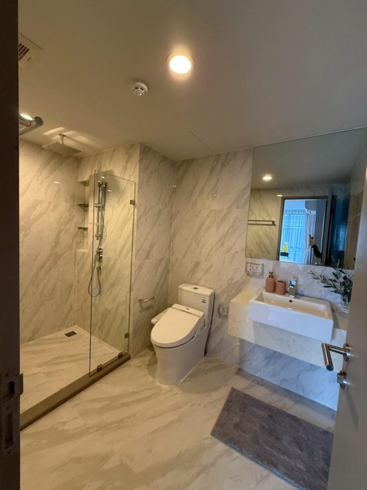 For SaleCondoSukhumvit, Asoke, Thonglor : Urgent sale!!! Two bedrooms, two bathrooms, size 52 sq m, special price, project closed 6mb!! Condo Ideo Mobi Sukhumvit 40 near BTS Ekkamai.