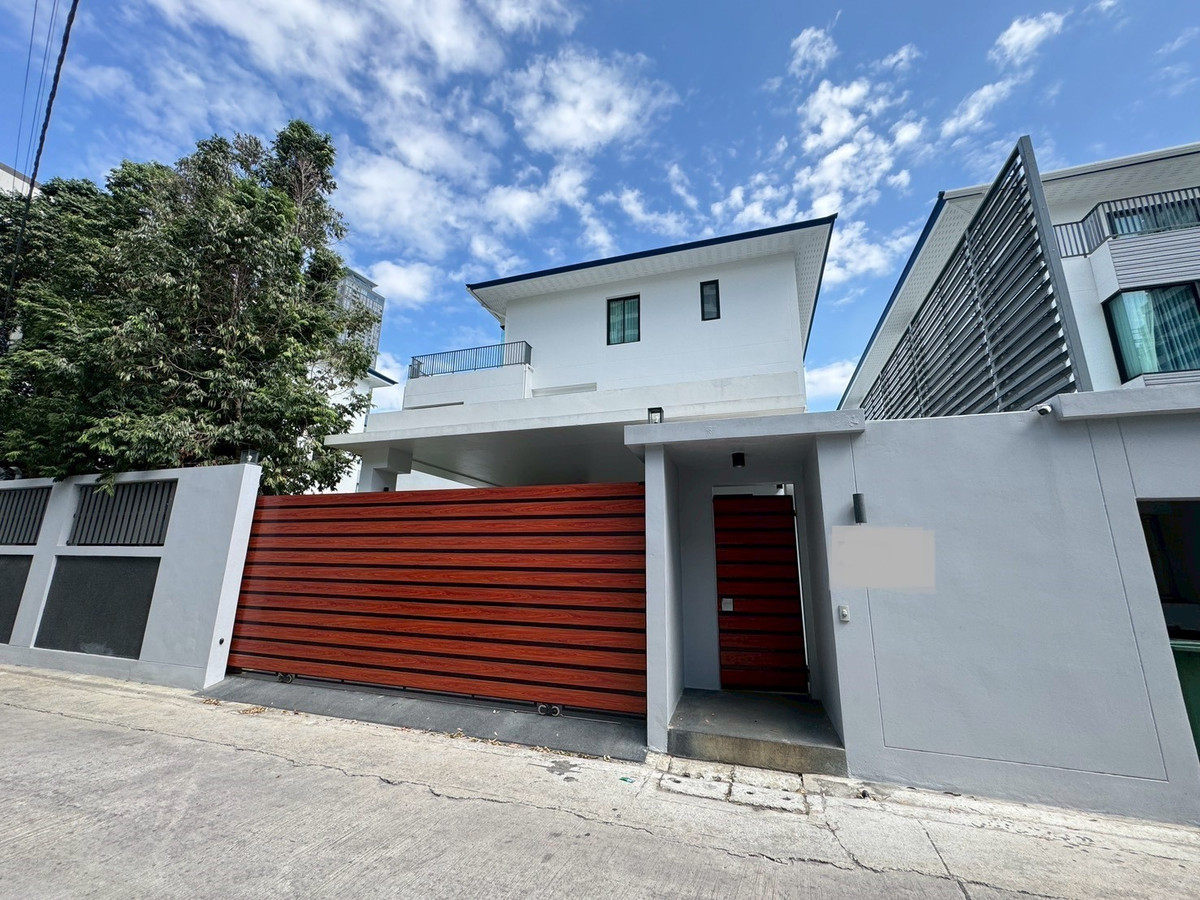 For RentHouseSukhumvit, Asoke, Thonglor : Luxury newly built house with 1,000 sq.m. of usable area, featuring a private swimming pool ** NO CO-AGENT ** 