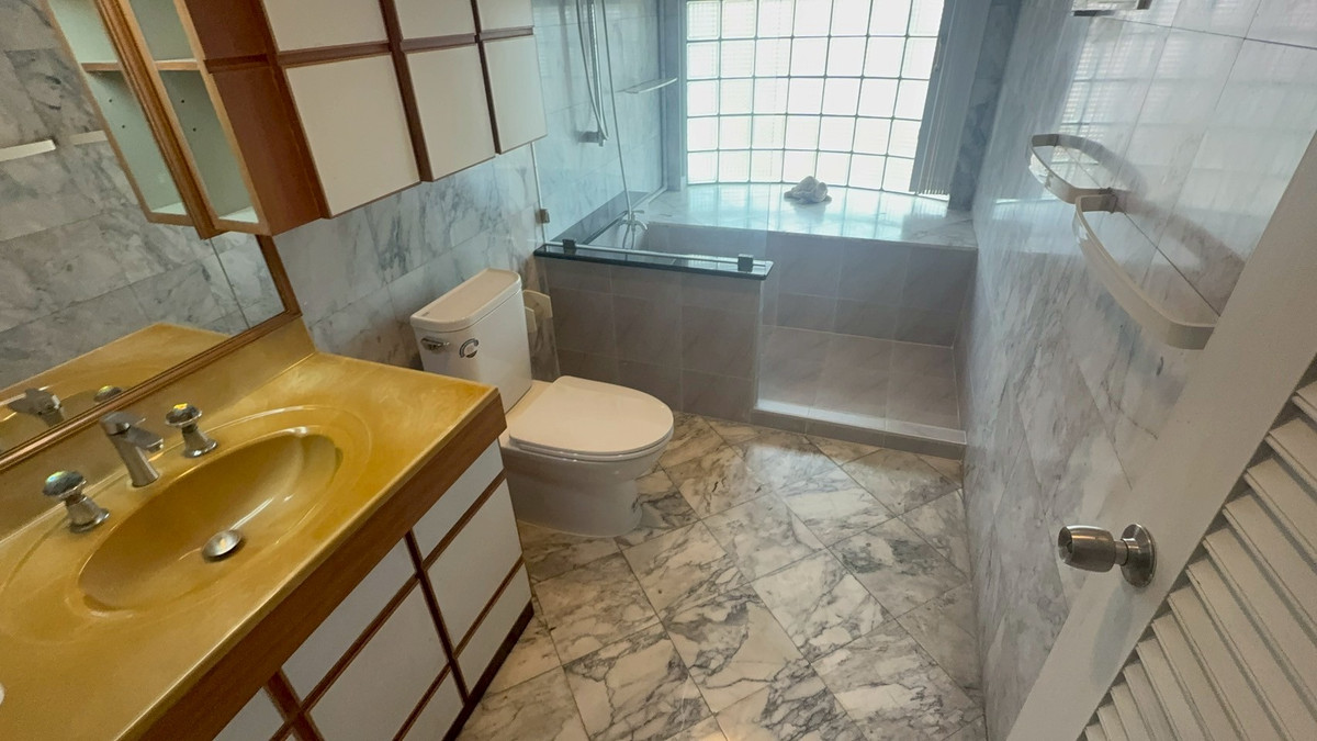 For RentHousePattanakan, Srinakarin : Large detached house, lots of space, quiet, private, next to the expressway, near Thonglor.