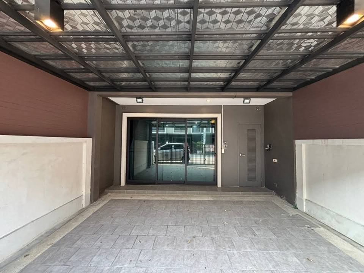 For SaleTownhomeChaengwatana, Muangthong : Urgent sale, corner unit, very good price, 2.99, already extended, free transfer, great value.