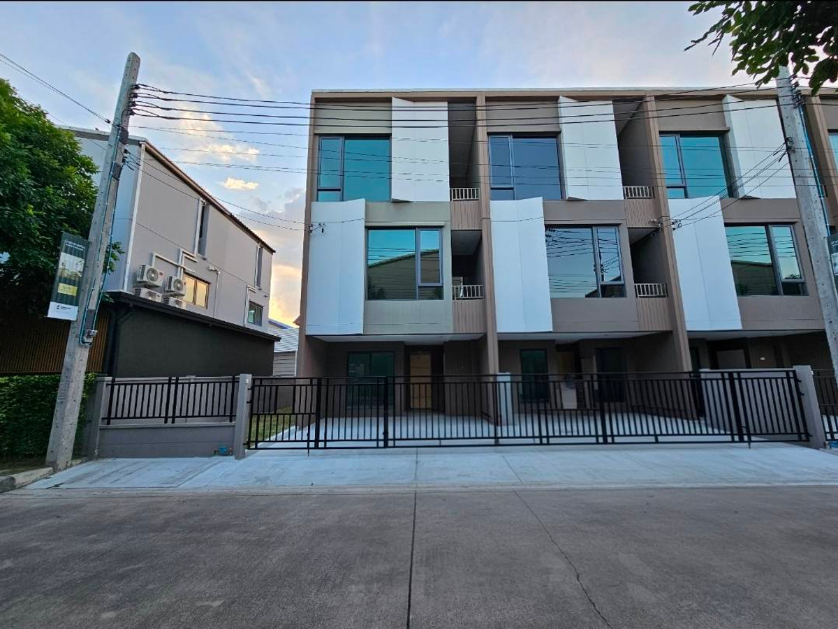 ขายทาวน์โฮมลาดพร้าว101 แฮปปี้แลนด์ : ทาวน์โฮม หรู  ใกล้MRT ลาดพร้าว 101 