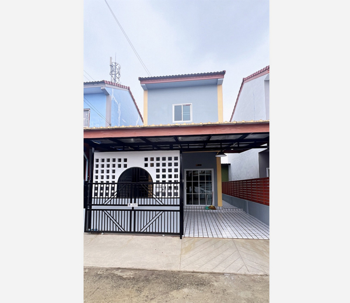 For SaleTownhomeMin Buri, Romklao : Call : 099-215-5959 Amornsap Village Yuwitthaya 18, Nong Chok, Newly renovated 2-story house, 30.5 sq.wa, 4 Beds, 3 Baths, parking for 2 cars. Near Mahanakorn University of Technology